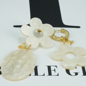 Biggg Resin flower mismatch earrings